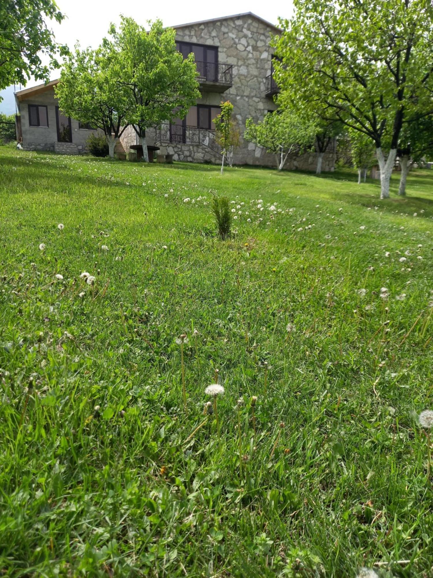Guest House Ijevan'S Garden Exteriör bild